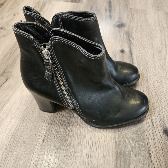 Natural Soul Black Ankle Booties with Zipper - Picture 2 of 5